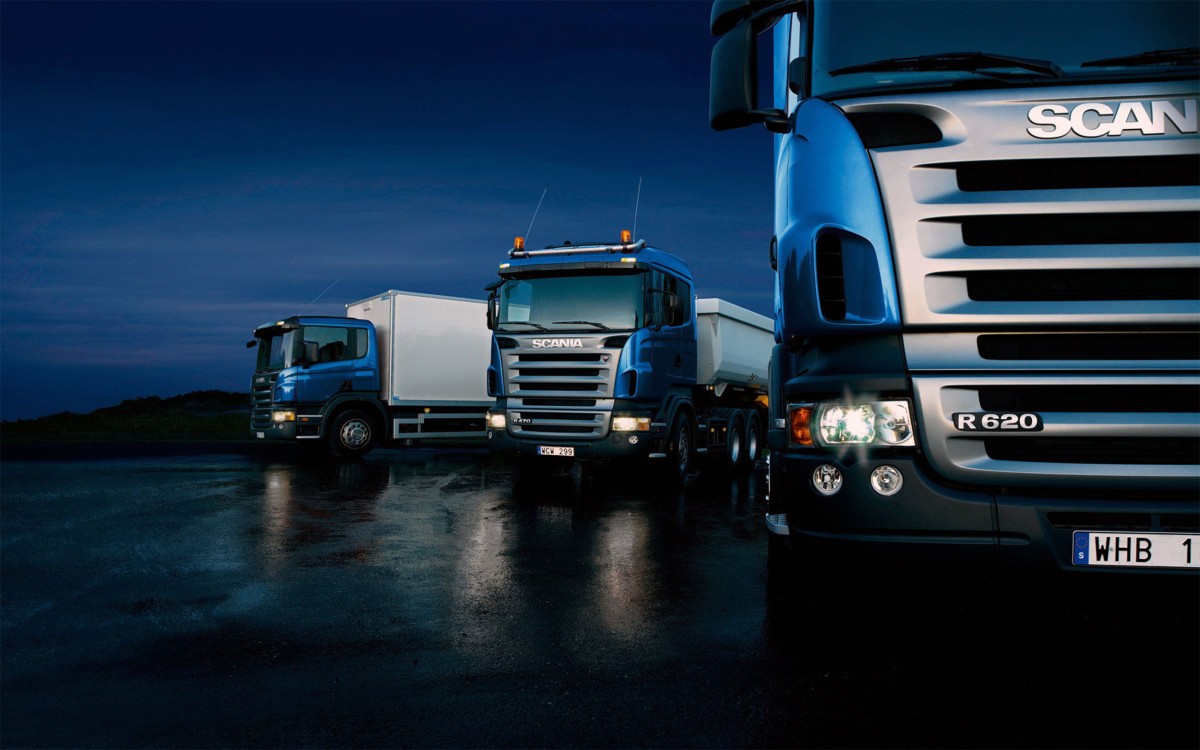 https://cargo.bold-themes.com/transport-company/wp-content/uploads/sites/2/2015/09/Three-trucks-on-blue-background-1200x750.jpg